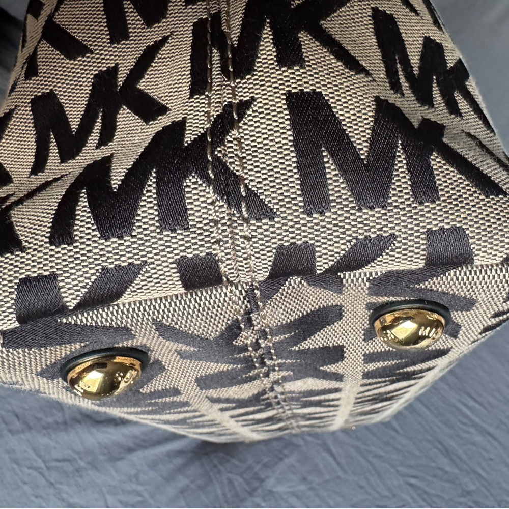 Michael Kors Signature Black and Tan Tote - Picture 10 of 16
